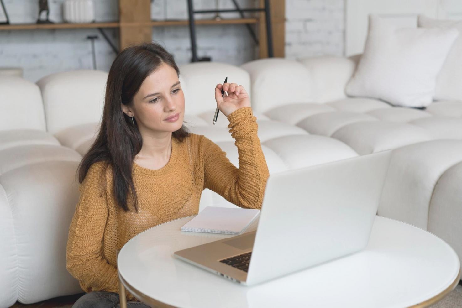 Expert financier analysant des données clients