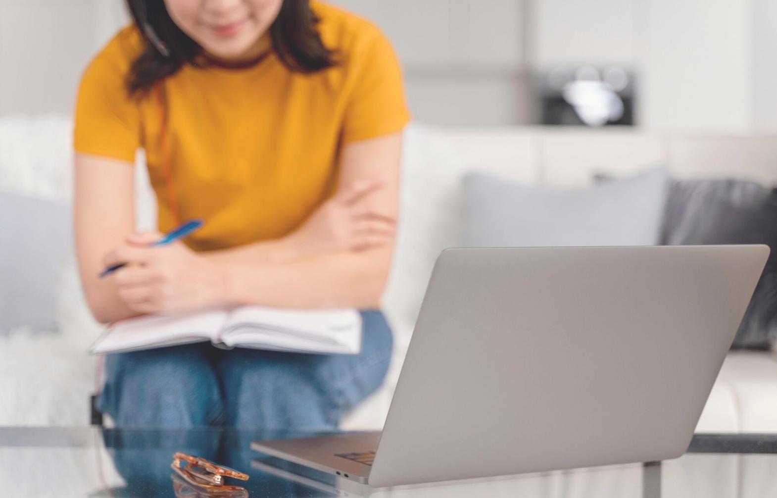 Équipe analysant des données financières collaborativement